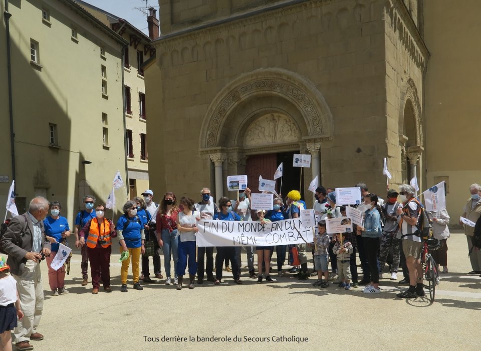 Le Secours Catholique et le CCFD-Terre Solidaire étaient bien représentés à la marche pour le Climat du dimanche 9 mai 2021, évènement organisé partout en France à l’appel d’une centaine d’associations et ayant rassemblé 700 personnes à Valence.